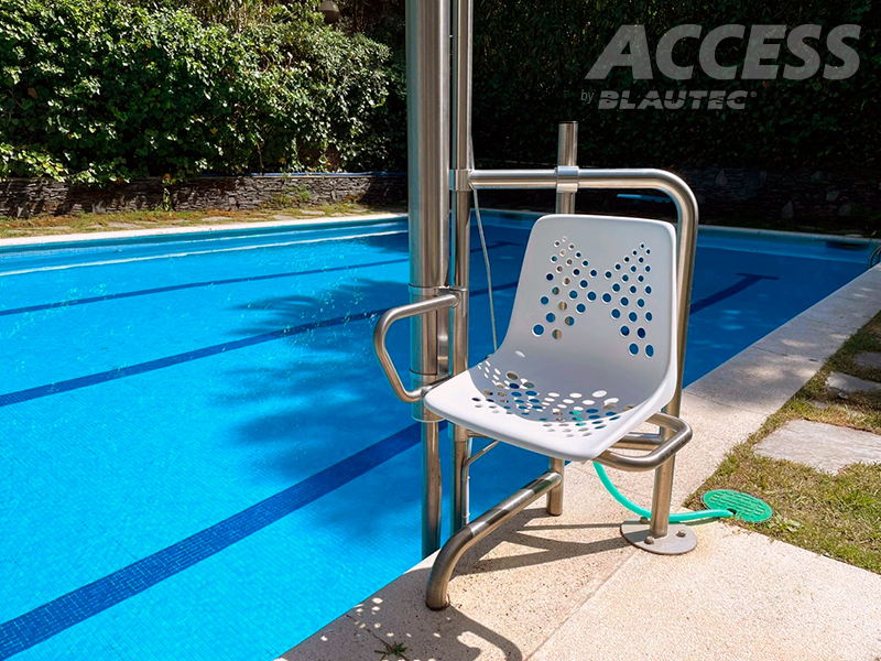 Ascensor de piscina para discapacitados instalado en centro deportivo